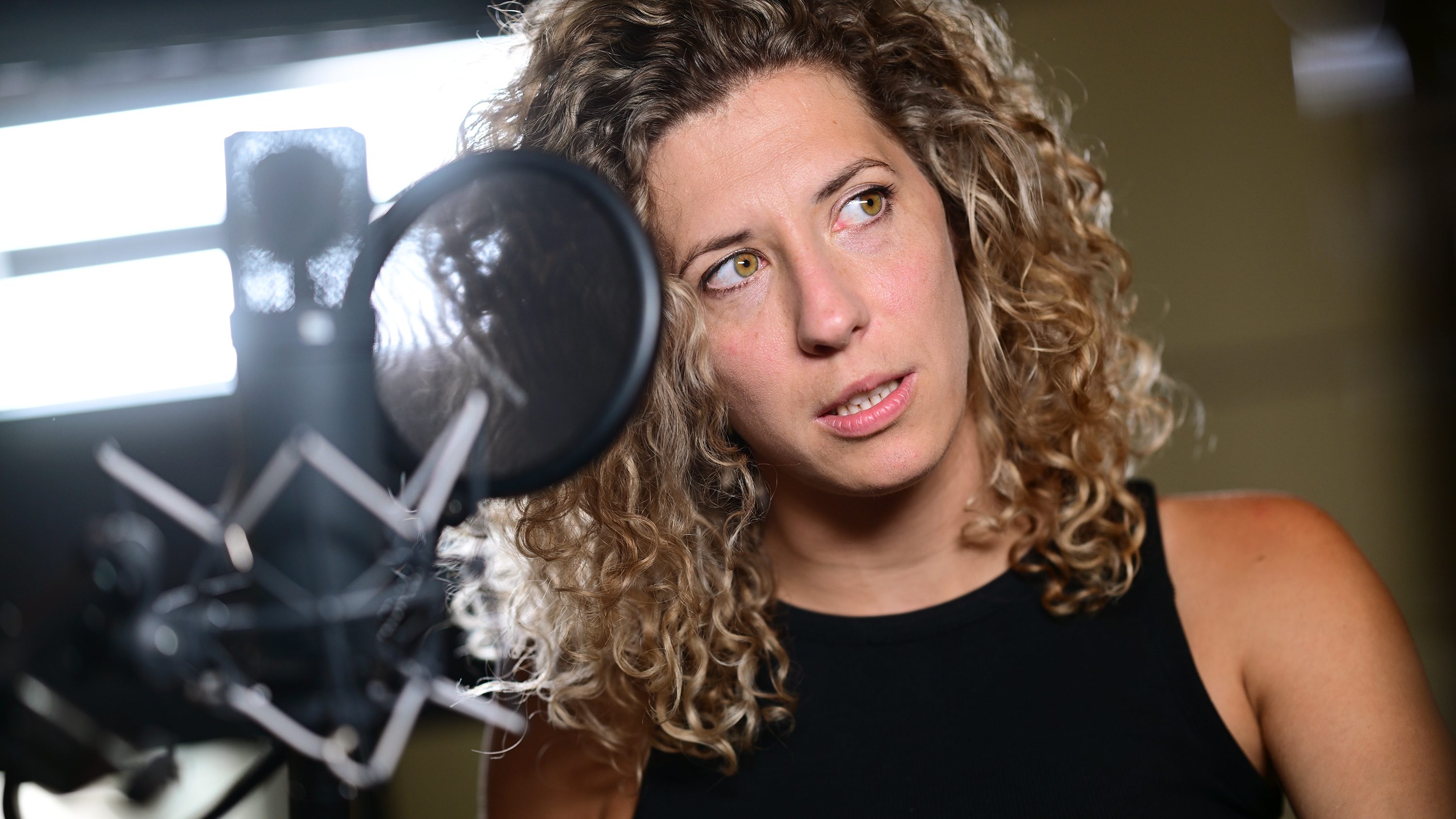 Carolin Brunk im Tonstudio vor einem Mikrofon